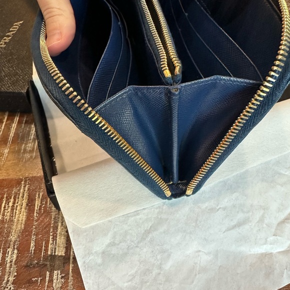 AUTHENTIC PRADA SAFFIANO LEATHER TRIANGLE LOGO ZIP WALLET - Picture 12 of 16